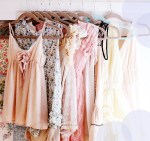 abiti appesi freschi