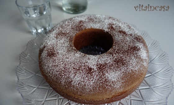Ciambella all'acqua e alla crema di nocciole