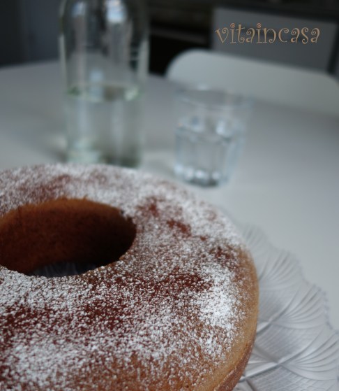 Ciambella all'acqua e alla crema di nocciole