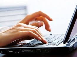 Persona che scrive al pc