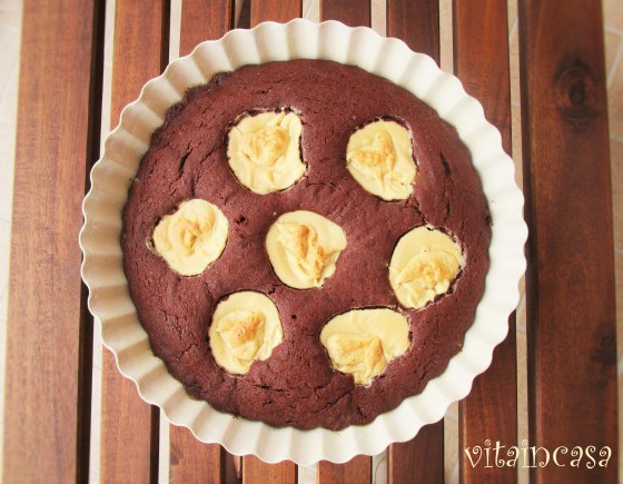 Torta nera alla crema bianca