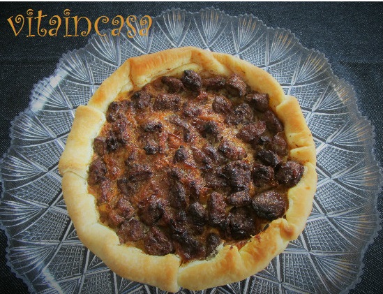 torta salata con salsicce e cipolle alla birra