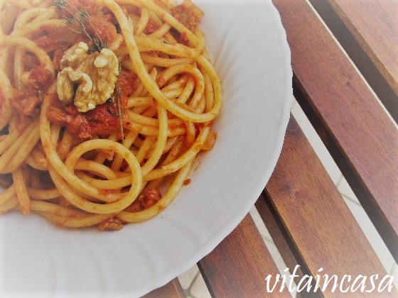 Sugo al cotechino e noci, bucatini al cotechino
