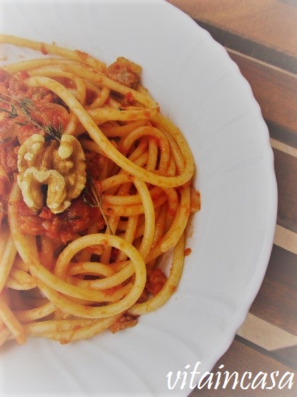 Sugo al cotechino e noci, bucatini al cotechino
