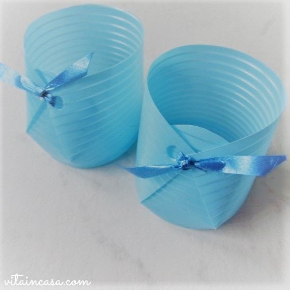 scarpette da bebè con i bicchieri di plastica